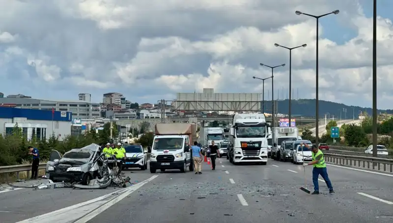 Otoyolda Trafiği Felç Eden Kaza: Üç Kişi Araçta Sıkıştı!