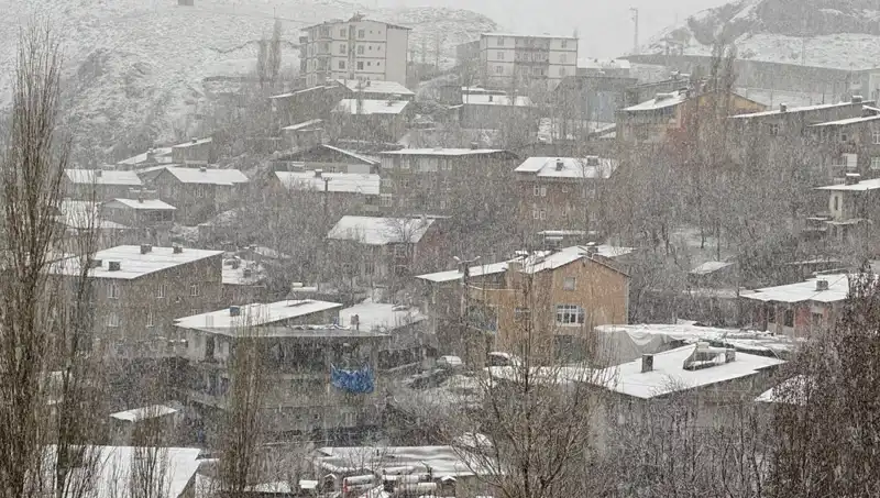 Hakkari'nin Bembeyaz Yüzü: Nisan Ayında Yağan Kar Şehri Kaptı