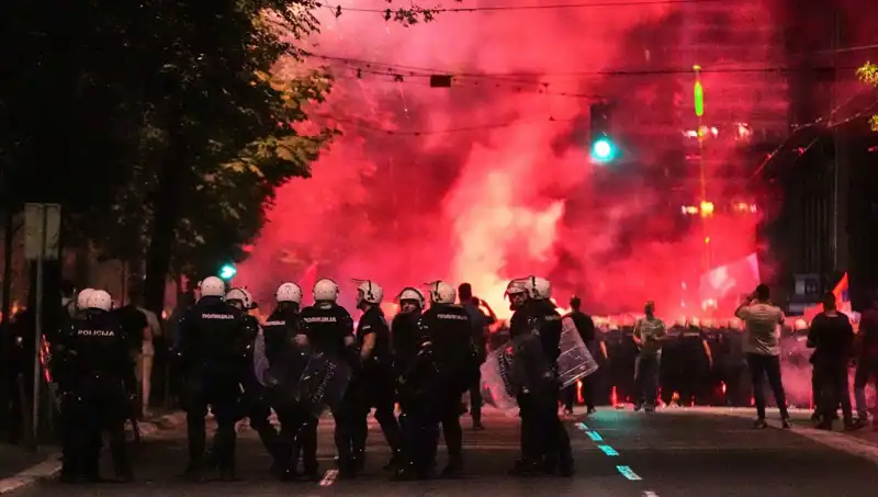 Sırbistan'da On Binler Seçim İçin Sokağa Çıktı: Gözaltılar ve Protestolar