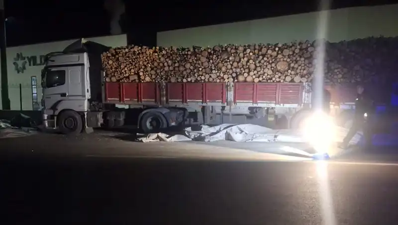 Brandayı Toplayan TIR Sürücüsüne Otomobil Çarptı: Kaza Anı Korkuttu