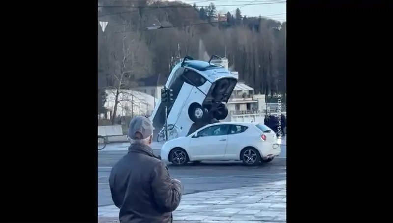 İtalya'da Yolcu Otobüsü Nehre Düşerken Sürücü Hayatını Kaybetti!