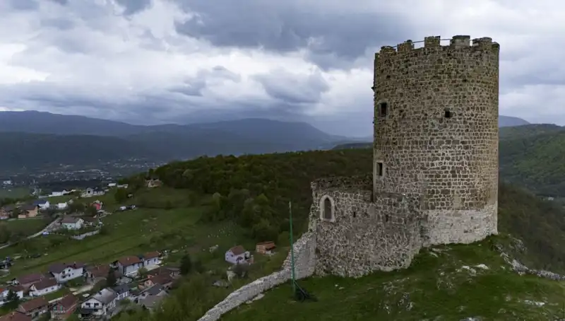 Bosna Hersek’in Gözbebeği: Sokolac Kalesi Zamanla Sınav Veriyor