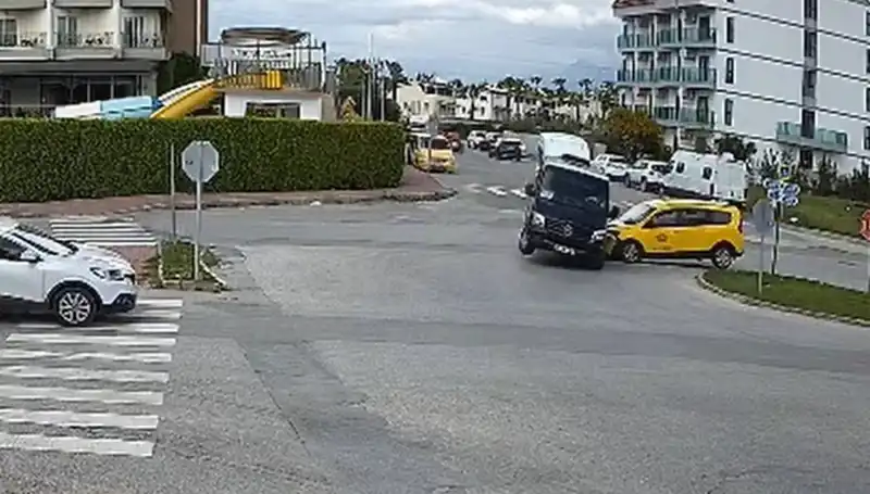 Kavşakta Dehşet Anları: Minibüs ve Taksi Çarpıştı, 5 Yaralı!