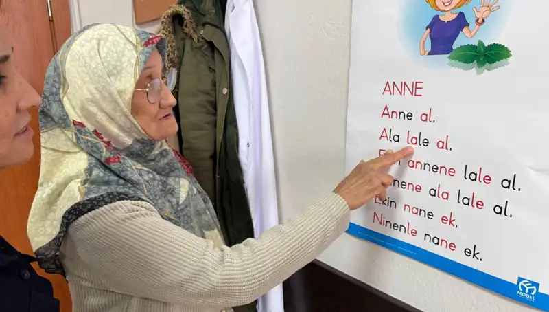 : 65 Yaşındaki Ayşe Teyze, Çocukluk Hayalini Gerçekleştiriyor: Okuma Yazma Öğreniyor