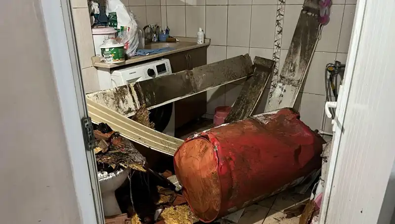 Ege'de Beklenmedik Fırtına: Ağaçlar Devildi, Caddeler Karla Kaplandı