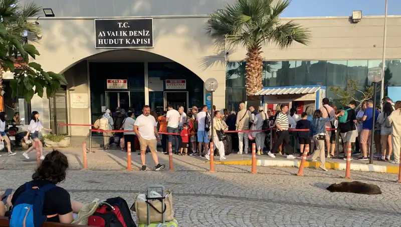 Bayram Tatilinde Midilli Adası'na Yoğun İlgi: Nedenleri ve Etkileri