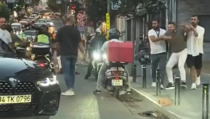 Nişantaşı'nda Yol Verme Kavgası: Sopalı Kadınla Gergin Anlar!