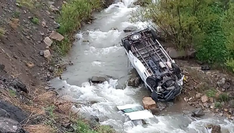 Hakkari'de Minibüs Devrildi: Can Pazarı, İki Kayıp ve Üç Yaralı