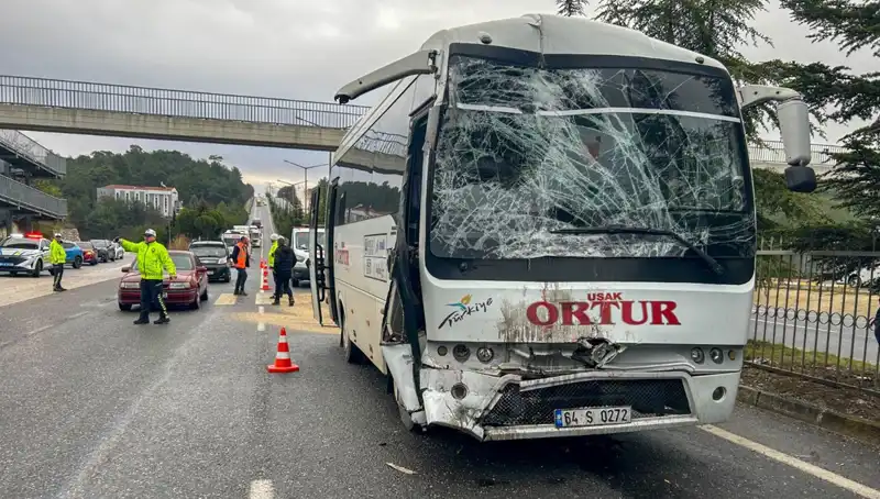 Uşak'ta İki İşçi Servisi Çarpıştı: Yaralılar Hastanelere Sevk Edildi