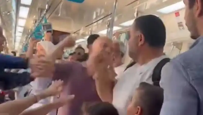 Marmaray'da Şok Eden Yumruklu Kavga: İki Grubun Düşmanlığı Çığırından Çıktı