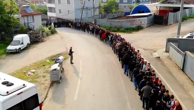 Bursa'da Bayram Geleneği: 1 Kilometrelik Uzun Kuyruk Hayran Bıraktı
