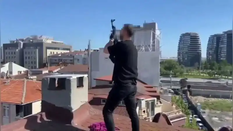İstanbul'da Şaşırtan Operasyon: Çatıdan Bacadan AK-47'ler Çıktı