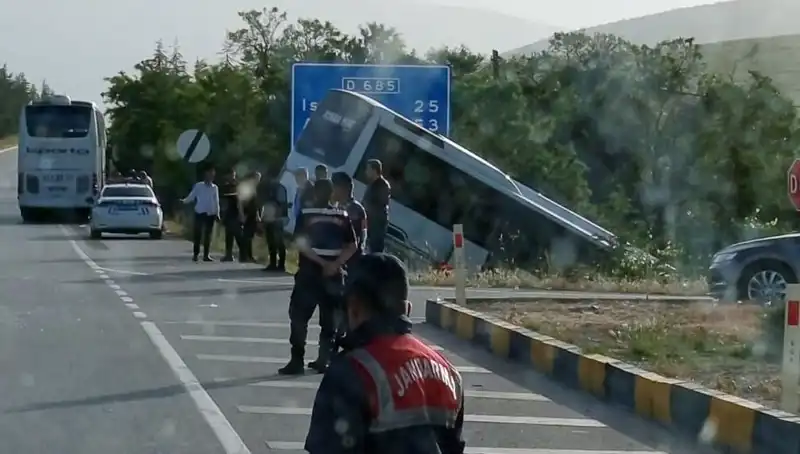 Isparta’da Feci Kaza: Tur Otobüsü ile Yolcu Otobüsü Çarpıştı