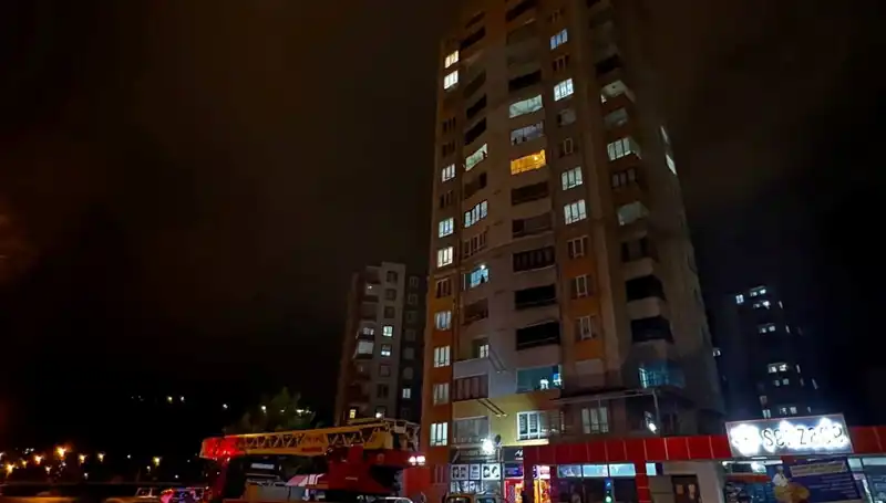 Yıldırım Düşmesiyle Apartmanın Çatısı Alev Alev Yandı: Olayın Detayları