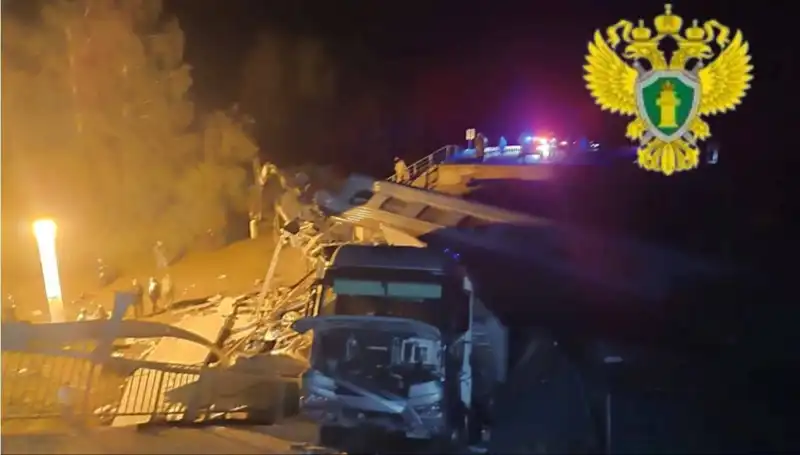 Rusya'da Yürek Yakan Olay: Tren Üzerine Çöken Köprü Felaketi