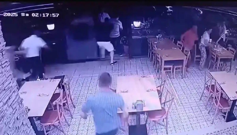 Deprem Anında Güvenlik Kameralarına Yansıyan Korkunç Manzaralar