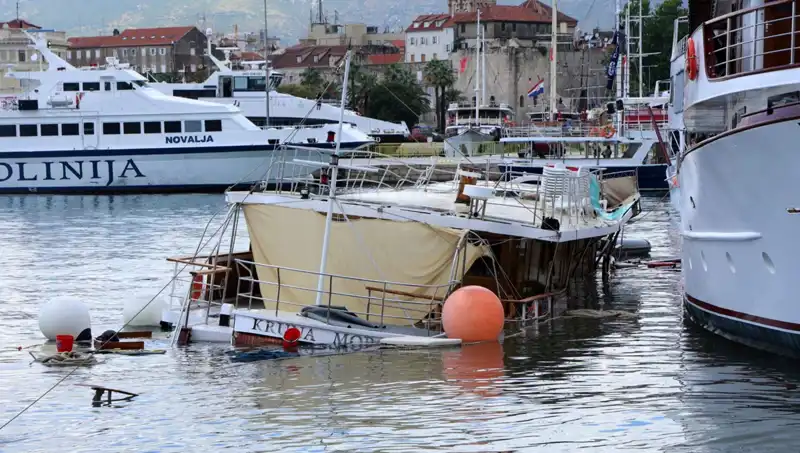 Hırvatistan’da Şiddetli Yağış ve Fırtına Gemiyi Batırdı: Feribot Kazası