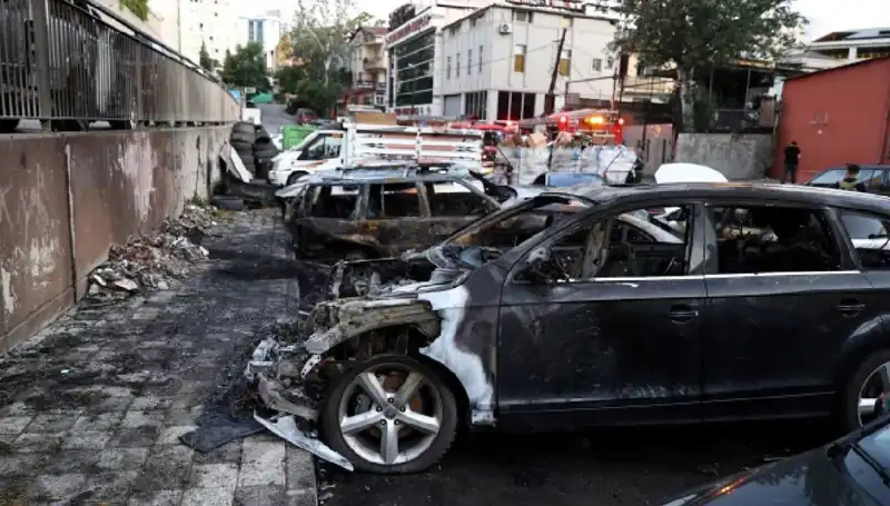 Sanayide Bekleyen Araçlar Alev Alev Yandı: Zararlar Ne Olacak?