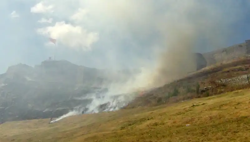 Kars Kalesi Eteklerinde Patlak Veren Anız Yangını Korku Yarattı