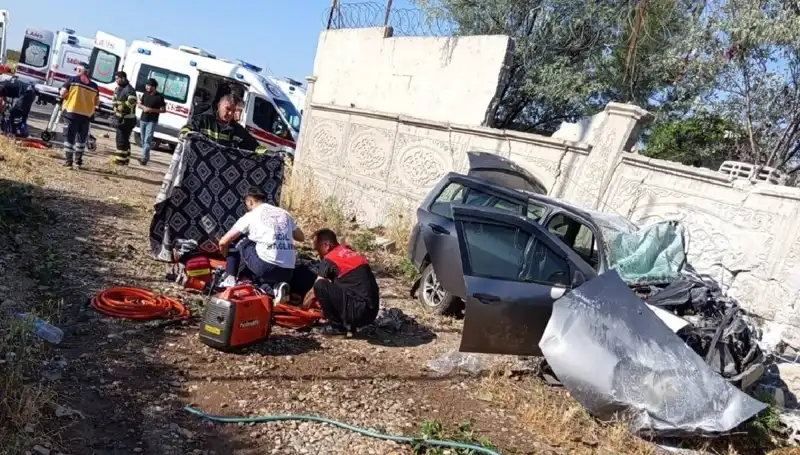Lastiği Patlayan Araç İstinat Duvarına Çarptı: Feci Kaza Sonrası 1 Ölü, 6 Yaralı
