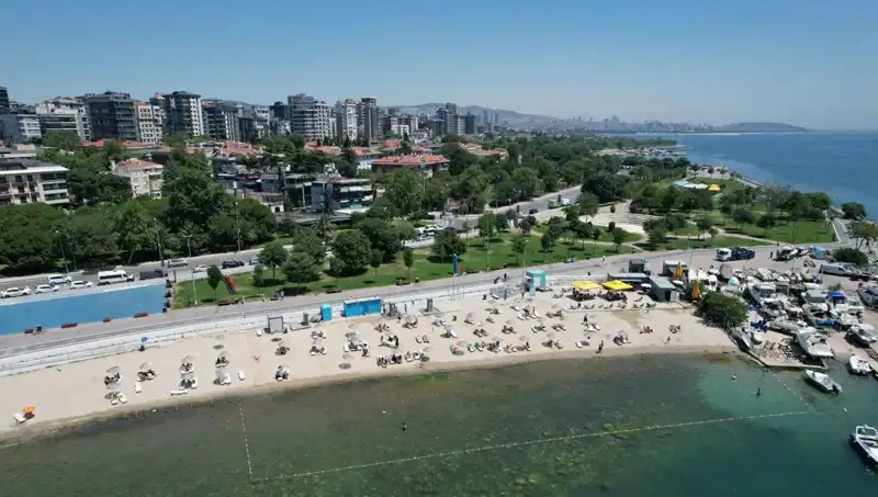 İstanbul’un Kavurucu Sıcaklarında Caddebostan Sahili Dolu Dolu Geçti
