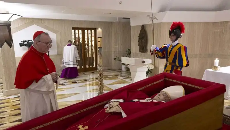 Papa'nın Tabuttaki Fotoğrafları Gün Yüzüne Çıktı, Duygusal Anlar Yaşandı