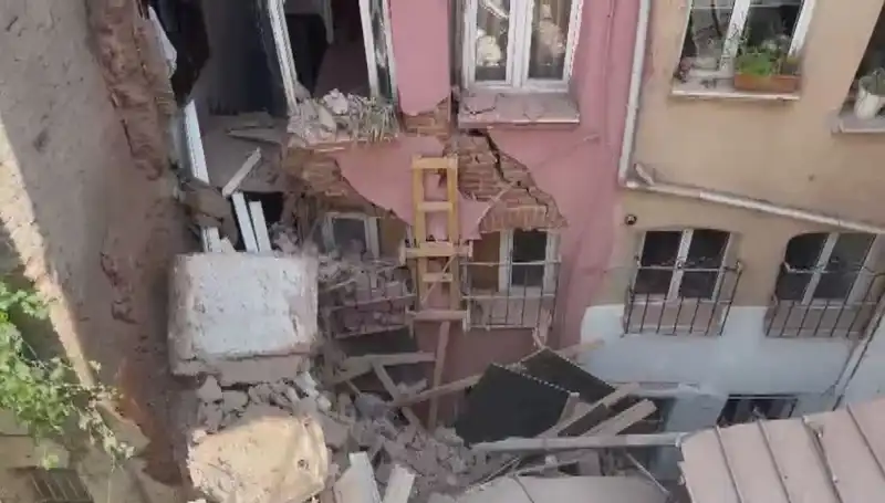 İstanbul'da Üç Katlı Bina Balkonunun Çökmesiyle Son Dakika Gelişmeleri