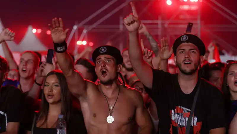 Thompson Konserinde Skandal: Nazi Selamı Gerginliği ve Tepkiler