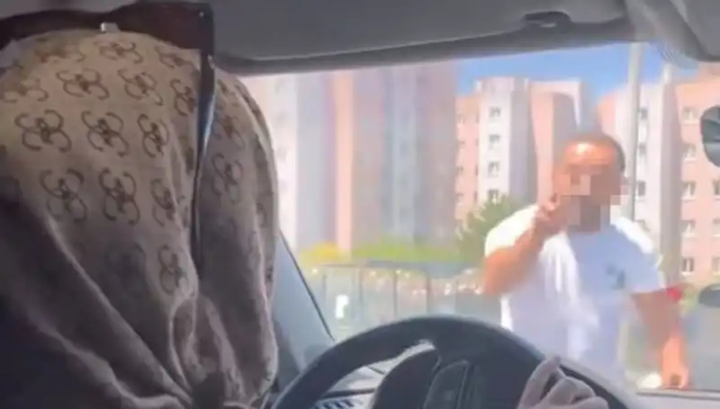 Trafikte Dehşet Anları: Yumruklu Kavga Gözler Önünde Yaşandı