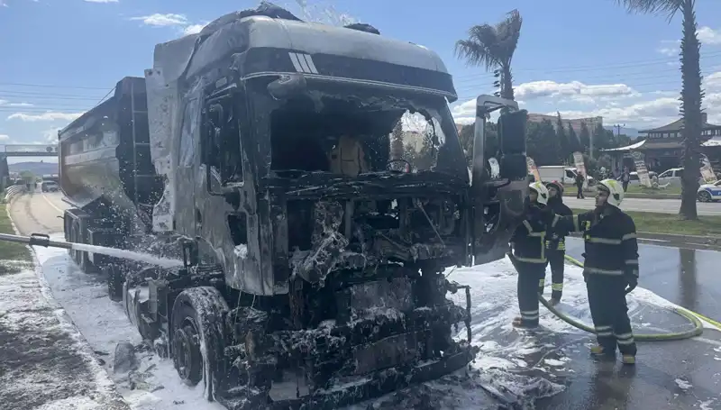 Kum Yüklü TIR'ın Alev Alev Yanması: Olay Anı ve Sonrası