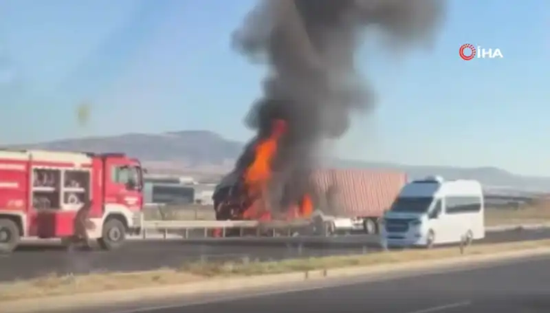 Ankara'da TIR Yangını: Kaza Sonrası Alevler Yükseldi