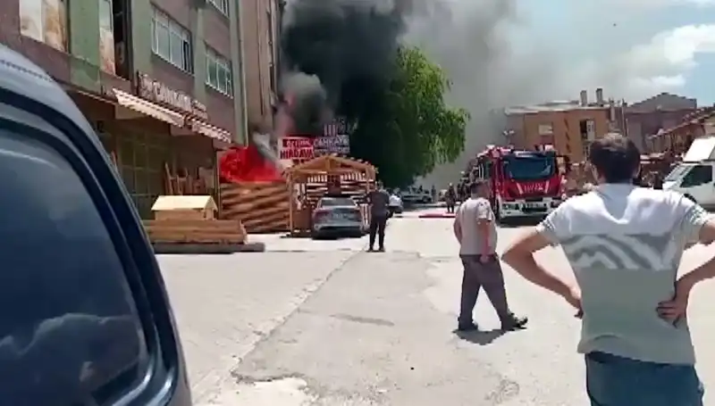 Ankara'da İş Yerlerinde Çıkan Yangın, Şehirde Panik Yarattı