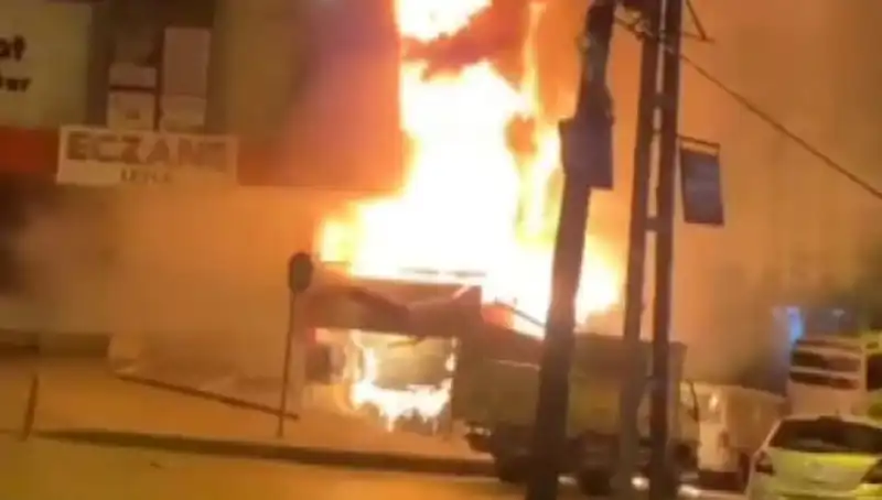 Başakşehir'de İş Merkezinde Çıkan Yangın Panik Yaratıldı