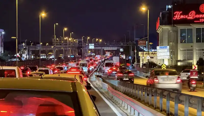 Yenibosna Metrobüs Yaya Üst Geçidinde Önemli Yenilikler Geliyor
