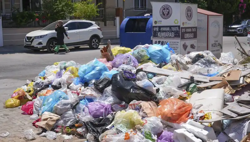 İzmir’de Artan Çöp Yığınları: Şehir İçi Temizlik Krizi Mi Yaşanıyor?