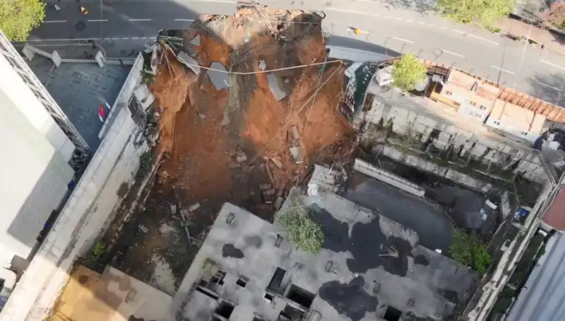 Sarıyer'de meydana gelen yol çökmesi trafiği altüst etti!