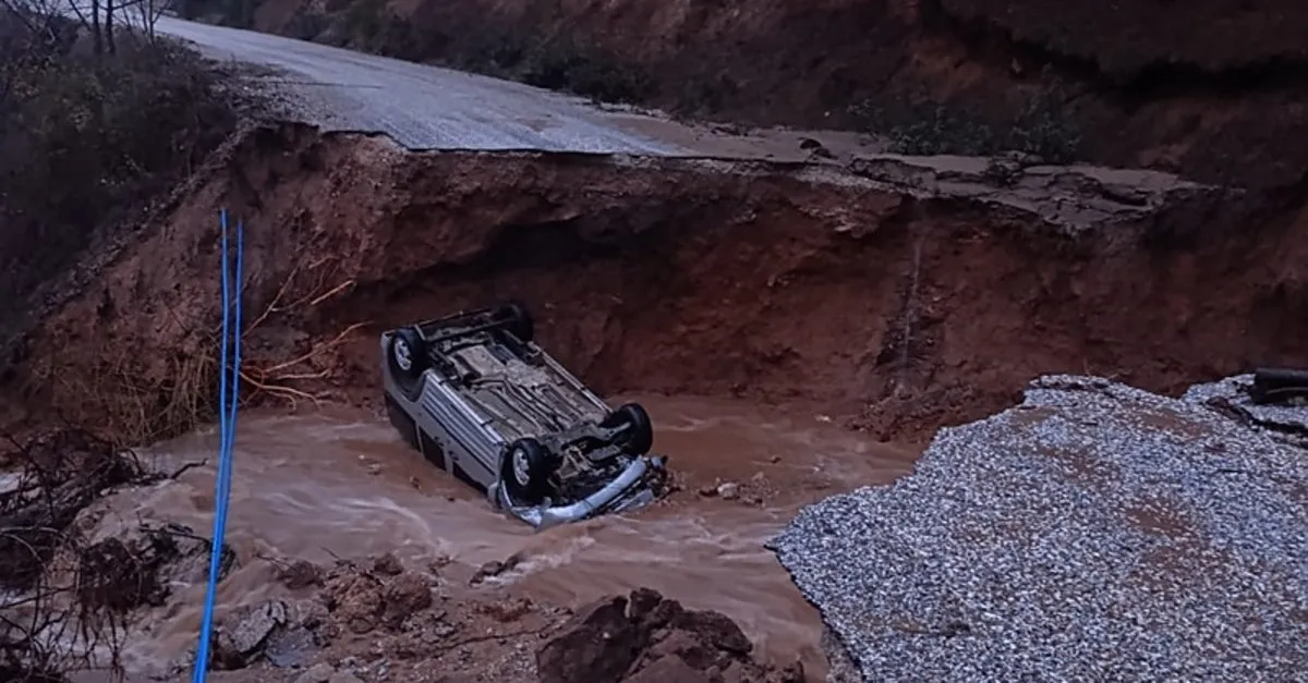 İzmir’de Toprak Kayması: Çöken Yolda Otomobil Çukura Düştü