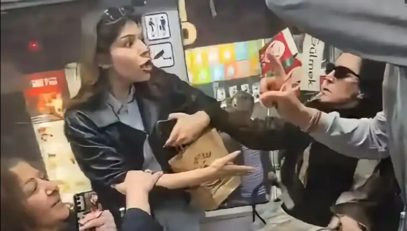 Tramvay Yolculuğunda Kadınlar Arasında Yer Kavgası: Tekmeli ve Küfürlü Anlar