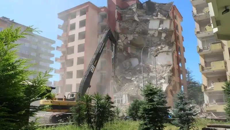 Dalgalar Yıkıma Neden Oldu: İki Bina Tüm Gözleri Üzerine Çekti