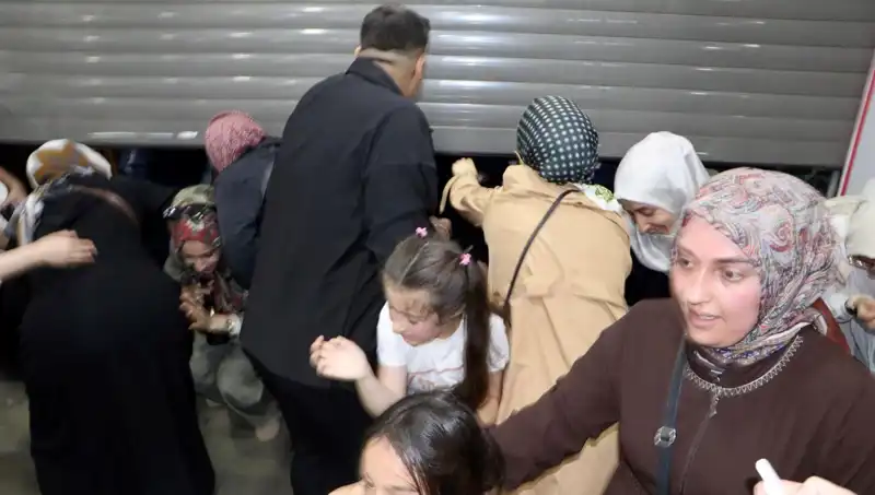 AVM'de Yüzde 50 İndirim İzdihamı: Alışveriş Tutkunları Fırsatları Kapmak İçin Yarıştı