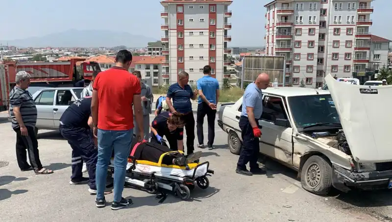 Kavşakta Kaza: İki Kişi Yaralandı, Görgü Tanıkları Olayı Anlattı