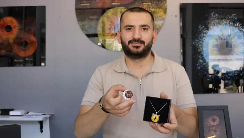 İris Fotoğraflarını Takı ve Tablolara Dönüştüren Sanatçı: İlk Uygulayan Kişi Benim!