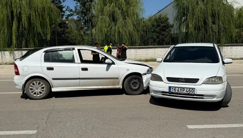 İki Otomobil Çarpıştı: Kaza Anının Detayları ve Yaralıların Durumu