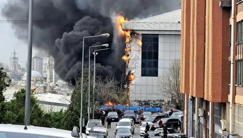 Başakşehir Sanayi Sitesi'nde Yangın! Ekipler Olay Yerinde Müdahale Ediyor