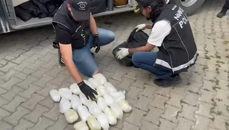 Yolcunun Valizinde Bulunan 13 Kilo Metamfetamin, Uyuşturucu Ticareti Uyarısı