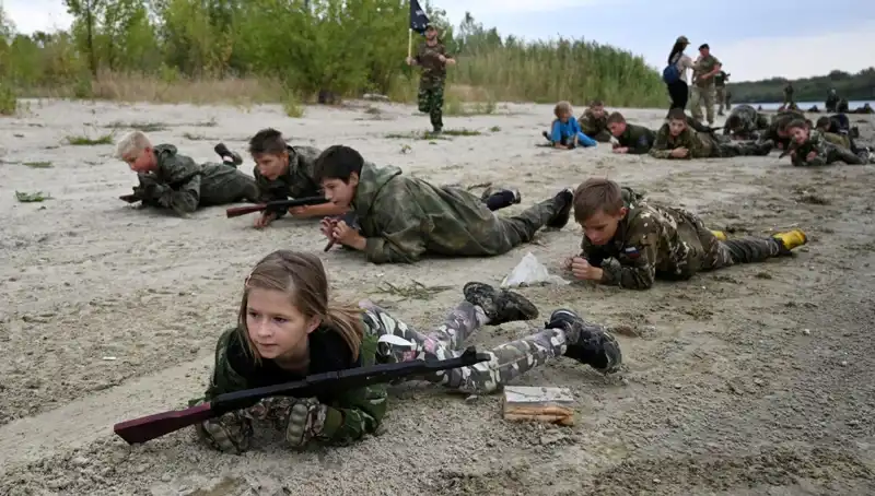 8 Yaşındaki Çocuklar Savaşçı Olmak İçin Askeri Kampta Eğitim Alıyor