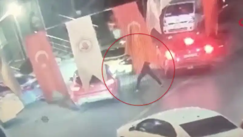 Kağıthane'de Sokak Ortasında Cinayet: Genç Gencin Hayatı Otomobilinde Son Buldu