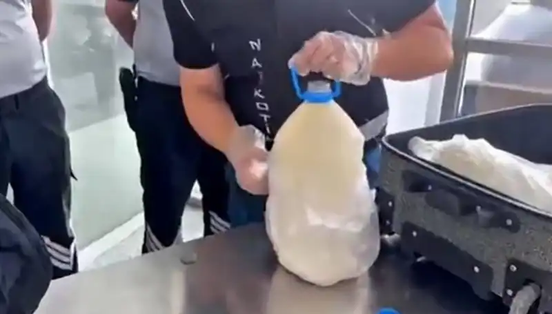 Havalimanında Süt Şişesinde Ele Geçirilen Madde: 12 Kilo 800 Gram Neden Şaşırttı?
