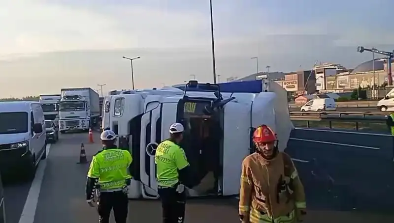 Pendik TEM Otoyolu'nda Devrilen TIR Trafiği Kilitledi: İstanbul Yönü Kapanma Noktasında!