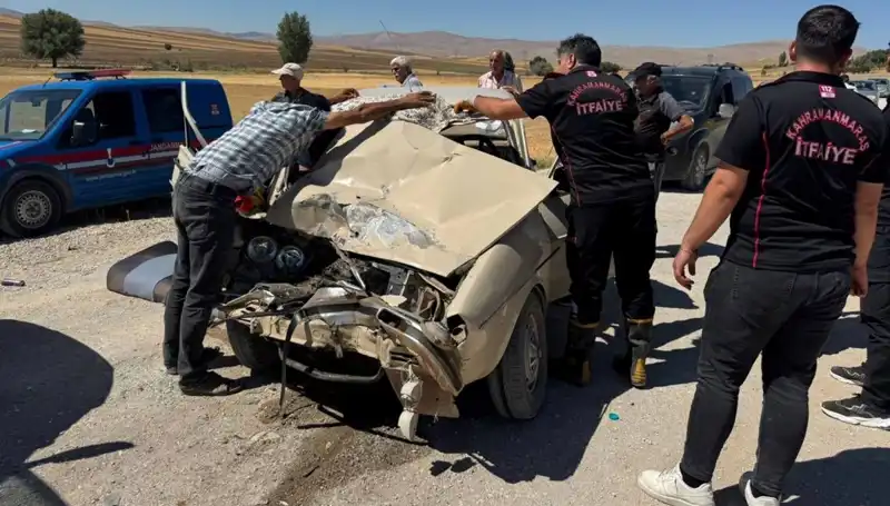 Kahramanmaraş’ta Kamyonet ve Otomobil Çarpıştı: Kaza Anı Güvenlik Kamerasında